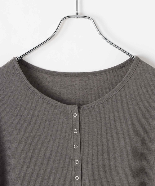 bijorie（ビジュリィ）の「【bijorie】ヘンリーネック長袖シアートップス（Tシャツ/カットソー・レディース・ブラウン/チャコール/オフホワイト・FREE）」の9枚目の写真