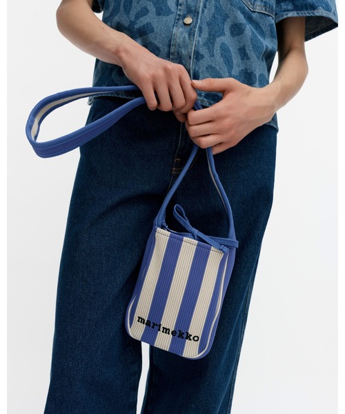 marimekko(マリメッコ)の「Merirosvo / Knitted Phone Pocket bag(ショルダーバッグ・レディース・ブルー・FREE)」の1枚目の写真