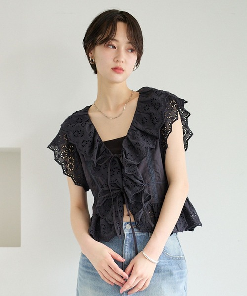 BAYFLOW(ベイフロー)の「スカラップレースフリルブラウス(シャツ/ブラウス・レディース・ネイビー/オフホワイト/イエロー・FREE)」の3枚目の写真