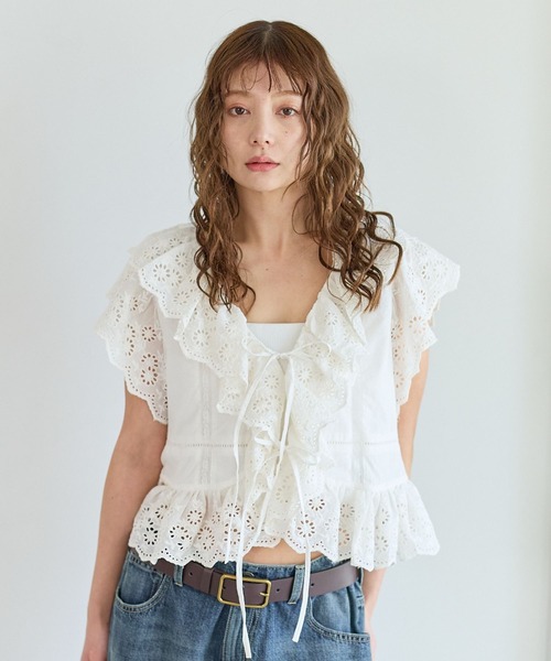BAYFLOW(ベイフロー)の「スカラップレースフリルブラウス(シャツ/ブラウス・レディース・ネイビー/オフホワイト/イエロー・FREE)」の2枚目の写真