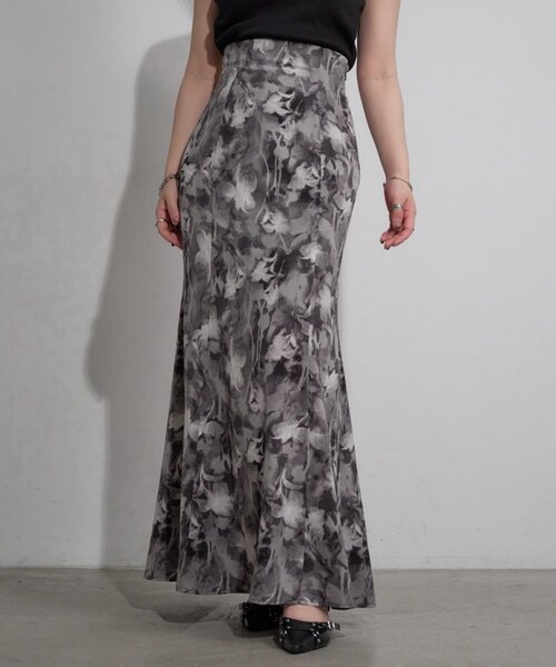 Mavie..7(メヴィセットゥ)の「【Mavie..7】【2サイズ展開】アート柄マーメイドスカート(スカート・レディース・ブラック/グレー/ブルー・SMALL/MEDIUM)」の4枚目の写真