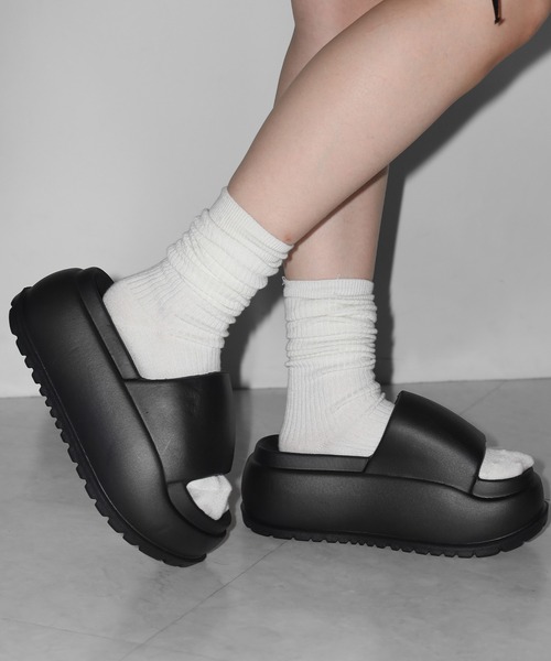 me+em select（ミームセレクト）の「厚底ボリュームソールパフィースライドサンダル／platform volume sole puffy slide sandals（サンダル・レディース・ブラック/アイボリー・LARGE/MEDIUM/SMALL）」の4枚目の写真