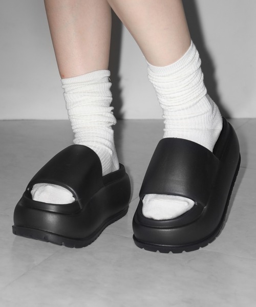 me+em select（ミームセレクト）の「厚底ボリュームソールパフィースライドサンダル／platform volume sole puffy slide sandals（サンダル・レディース・ブラック/アイボリー・LARGE/MEDIUM/SMALL）」の5枚目の写真