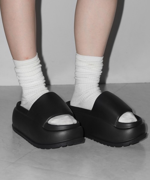 me+em select（ミームセレクト）の「厚底ボリュームソールパフィースライドサンダル／platform volume sole puffy slide sandals（サンダル・レディース・ブラック/アイボリー・LARGE/MEDIUM/SMALL）」の13枚目の写真