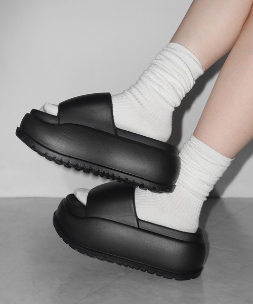 me+em select（ミームセレクト）の「厚底ボリュームソールパフィースライドサンダル／platform volume sole puffy slide sandals（サンダル・レディース・ブラック/アイボリー・LARGE/MEDIUM/SMALL）」の8枚目の写真