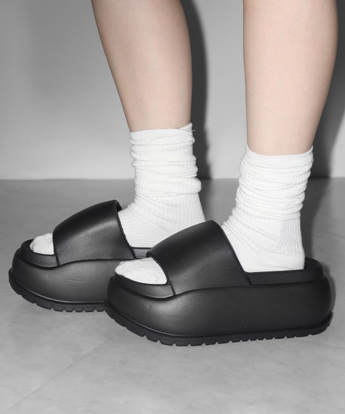 me+em select（ミームセレクト）の「厚底ボリュームソールパフィースライドサンダル／platform volume sole puffy slide sandals（サンダル・レディース・ブラック/アイボリー・LARGE/MEDIUM/SMALL）」の9枚目の写真
