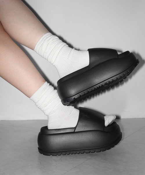 me+em select（ミームセレクト）の「厚底ボリュームソールパフィースライドサンダル／platform volume sole puffy slide sandals（サンダル・レディース・ブラック/アイボリー・LARGE/MEDIUM/SMALL）」の12枚目の写真