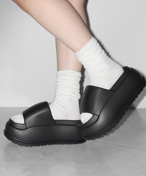 me+em select（ミームセレクト）の「厚底ボリュームソールパフィースライドサンダル／platform volume sole puffy slide sandals（サンダル・レディース・ブラック/アイボリー・LARGE/MEDIUM/SMALL）」の10枚目の写真