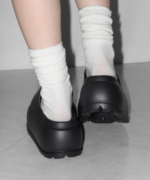 me+em select（ミームセレクト）の「厚底ボリュームソールパフィースライドサンダル／platform volume sole puffy slide sandals（サンダル・レディース・ブラック/アイボリー・LARGE/MEDIUM/SMALL）」の7枚目の写真