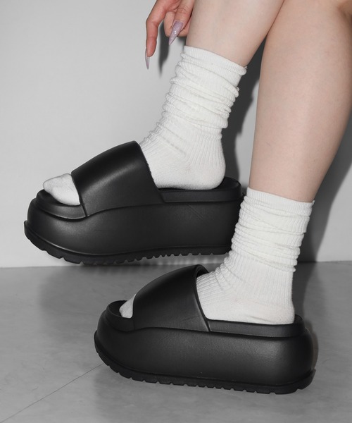 me+em select（ミームセレクト）の「厚底ボリュームソールパフィースライドサンダル／platform volume sole puffy slide sandals（サンダル・レディース・ブラック/アイボリー・LARGE/MEDIUM/SMALL）」の6枚目の写真