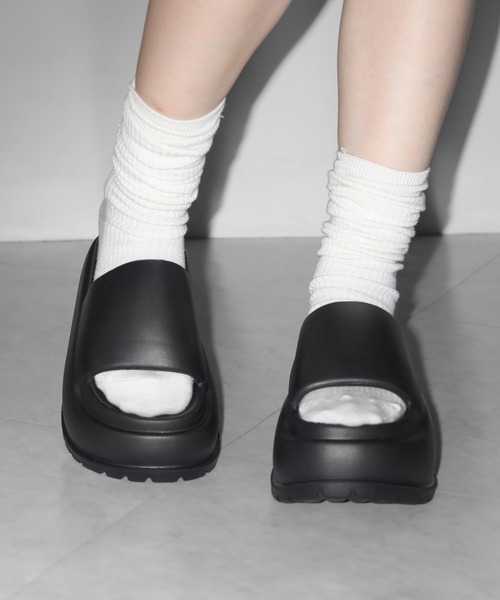 me+em select（ミームセレクト）の「厚底ボリュームソールパフィースライドサンダル／platform volume sole puffy slide sandals（サンダル・レディース・ブラック/アイボリー・LARGE/MEDIUM/SMALL）」の11枚目の写真