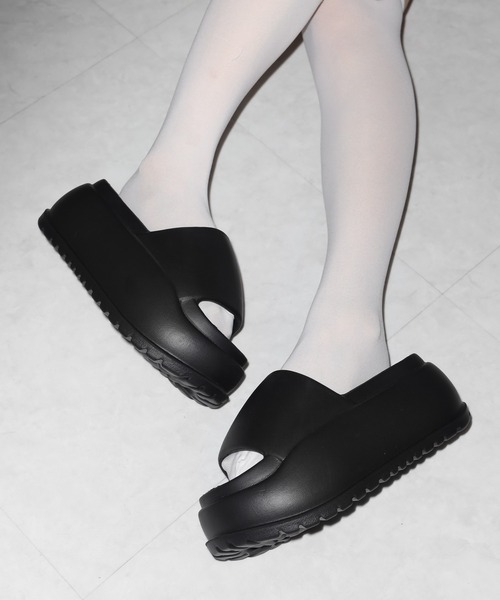 me+em select（ミームセレクト）の「厚底ボリュームソールパフィースライドサンダル／platform volume sole puffy slide sandals（サンダル・レディース・ブラック/アイボリー・LARGE/MEDIUM/SMALL）」の14枚目の写真