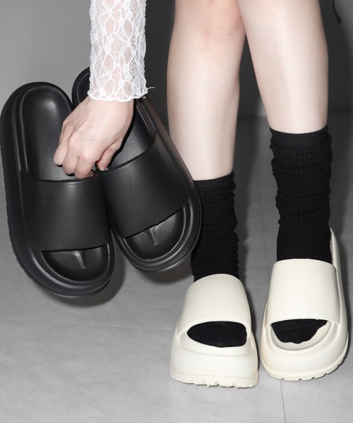 me+em select（ミームセレクト）の「厚底ボリュームソールパフィースライドサンダル／platform volume sole puffy slide sandals（サンダル・レディース・ブラック/アイボリー・LARGE/MEDIUM/SMALL）」の3枚目の写真