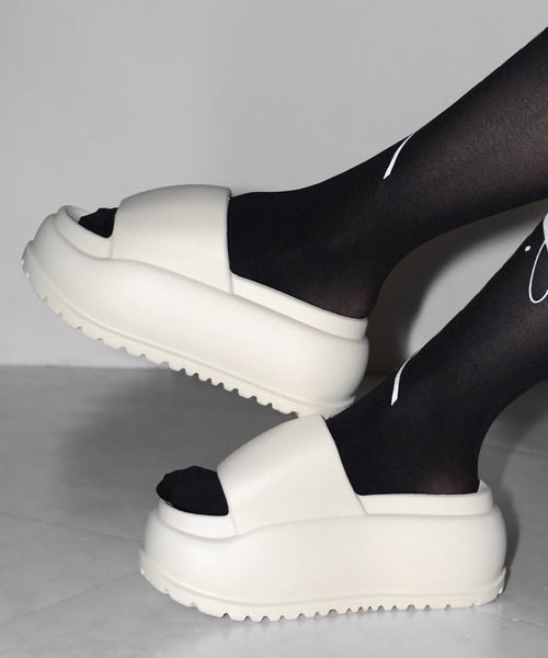 me+em select（ミームセレクト）の「厚底ボリュームソールパフィースライドサンダル／platform volume sole puffy slide sandals（サンダル・レディース・ブラック/アイボリー・LARGE/MEDIUM/SMALL）」の19枚目の写真