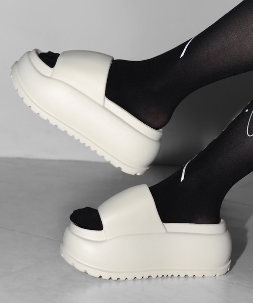 me+em select（ミームセレクト）の「厚底ボリュームソールパフィースライドサンダル／platform volume sole puffy slide sandals（サンダル・レディース・ブラック/アイボリー・LARGE/MEDIUM/SMALL）」の20枚目の写真