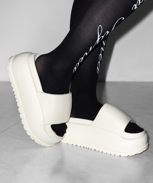 me+em select（ミームセレクト）の「厚底ボリュームソールパフィースライドサンダル／platform volume sole puffy slide sandals（サンダル・レディース・ブラック/アイボリー・LARGE/MEDIUM/SMALL）」の16枚目の写真