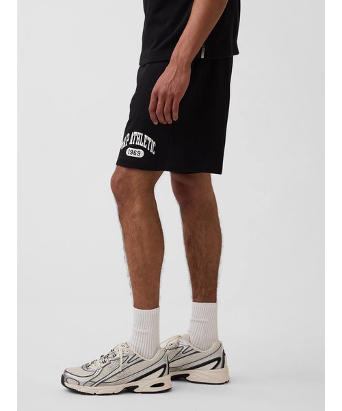 GAP(ギャップ)の「リラックスフィット フレンチテリー グラフィックショートパンツ(その他パンツ・メンズ・ブルー/グリーン/ネイビー/オフホワイト/イエロー/ブラック・XL/L/M/S/XS)」の1枚目の写真