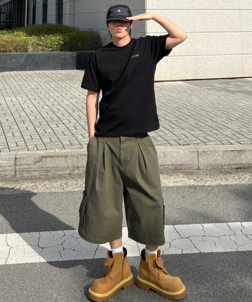NOTUSUAL（ノットユージュアル）の「ゴシッククロスオーバーサイズ半袖Tシャツ4色（Tシャツ/カットソー・レディース・ネイビー/ホワイト/ホワイト×グレー/ブラック・SMALL/MEDIUM/LARGE/X-LARGE）」の5枚目の写真