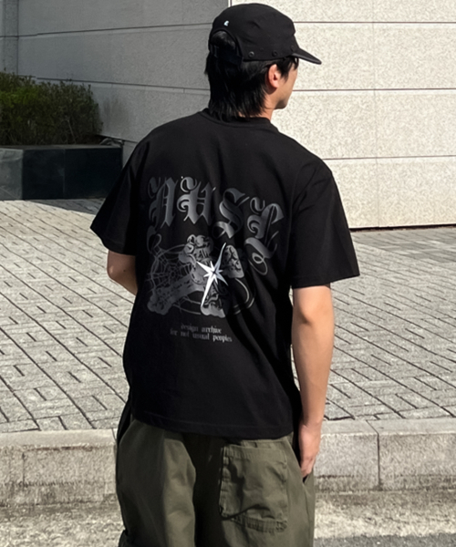 NOTUSUAL（ノットユージュアル）の「ゴシッククロスオーバーサイズ半袖Tシャツ4色（Tシャツ/カットソー・レディース・ネイビー/ホワイト/ホワイト×グレー/ブラック・SMALL/MEDIUM/LARGE/X-LARGE）」の6枚目の写真