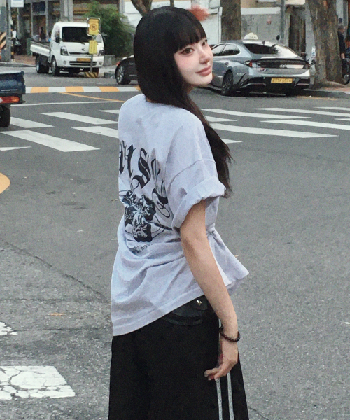 NOTUSUAL（ノットユージュアル）の「ゴシッククロスオーバーサイズ半袖Tシャツ4色（Tシャツ/カットソー・レディース・ネイビー/ホワイト/ホワイト×グレー/ブラック・SMALL/MEDIUM/LARGE/X-LARGE）」の7枚目の写真
