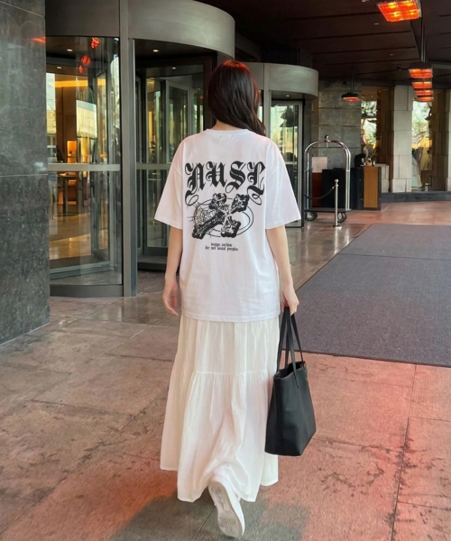 NOTUSUAL（ノットユージュアル）の「ゴシッククロスオーバーサイズ半袖Tシャツ4色（Tシャツ/カットソー・レディース・ネイビー/ホワイト/ホワイト×グレー/ブラック・SMALL/MEDIUM/LARGE/X-LARGE）」の9枚目の写真