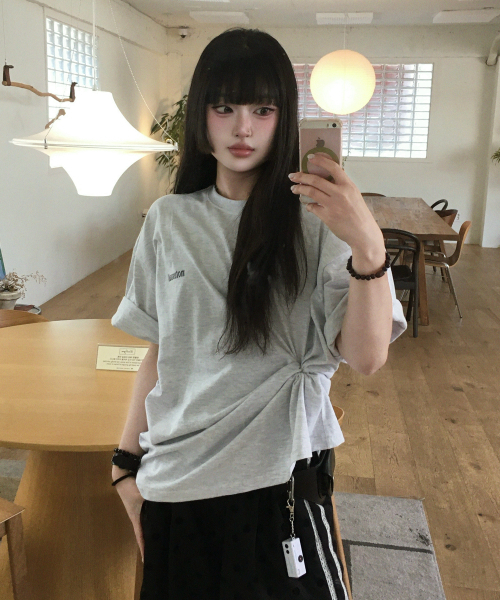 NOTUSUAL（ノットユージュアル）の「ゴシッククロスオーバーサイズ半袖Tシャツ4色（Tシャツ/カットソー・レディース・ネイビー/ホワイト/ホワイト×グレー/ブラック・SMALL/MEDIUM/LARGE/X-LARGE）」の10枚目の写真