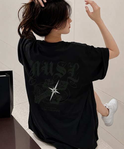 NOTUSUAL（ノットユージュアル）の「ゴシッククロスオーバーサイズ半袖Tシャツ4色（Tシャツ/カットソー・レディース・ネイビー/ホワイト/ホワイト×グレー/ブラック・SMALL/MEDIUM/LARGE/X-LARGE）」の13枚目の写真