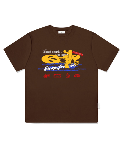 ESCAPEFROM（エスケープフロム）の「フットボールプレイヤー ESCF ロゴコラージュプリントオーバーサイズ半袖Tシャツブラウン（Tシャツ/カットソー・レディース・その他・SMALL/MEDIUM/LARGE）」の2枚目の写真