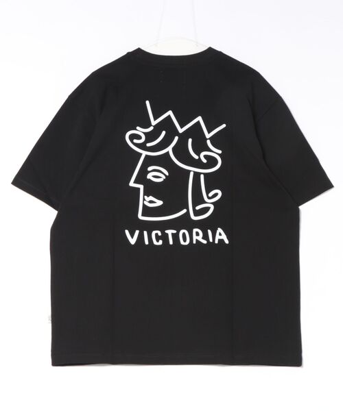 VICTORIA HONGKONG(ビクトリアホンコン)の「LOGO/【VICTORIA HONGKONG】フェイスラインアートTシャツ / バックロゴ オーバーサイズ ユニセックス ストリート(Tシャツ/カットソー・メンズ・ブラック/サンドベージュ・X-LARGE/LARGE)」の3枚目の写真