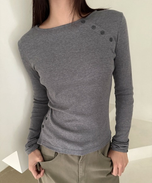 4INT.(フォイント)の「アシメデザイン 斜めボタン 長袖 Tシャツ(Tシャツ/カットソー・レディース・ブラック/モカ/チャコール/ホワイト・FREE)」の3枚目の写真
