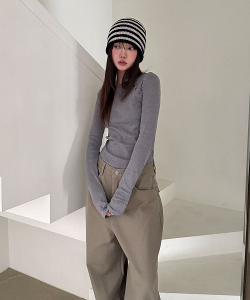 4INT.(フォイント)の「アシメデザイン 斜めボタン 長袖 Tシャツ(Tシャツ/カットソー・レディース・ブラック/モカ/チャコール/ホワイト・FREE)」の10枚目の写真