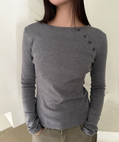 4INT.(フォイント)の「アシメデザイン 斜めボタン 長袖 Tシャツ(Tシャツ/カットソー・レディース・ブラック/モカ/チャコール/ホワイト・FREE)」の12枚目の写真