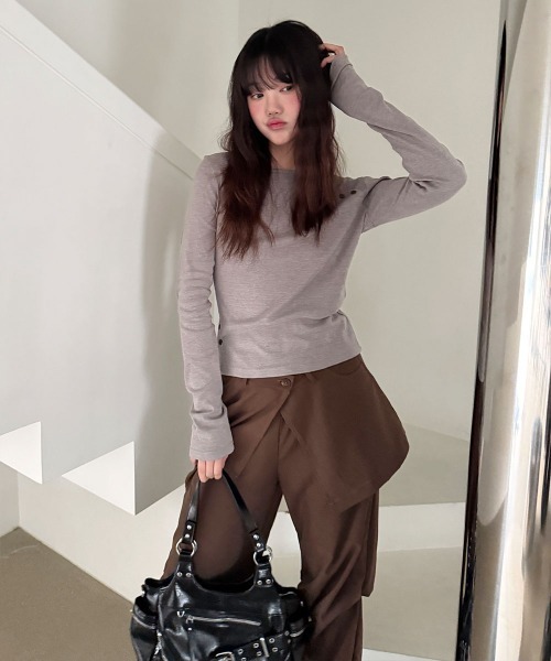 4INT.(フォイント)の「アシメデザイン 斜めボタン 長袖 Tシャツ(Tシャツ/カットソー・レディース・ブラック/モカ/チャコール/ホワイト・FREE)」の21枚目の写真