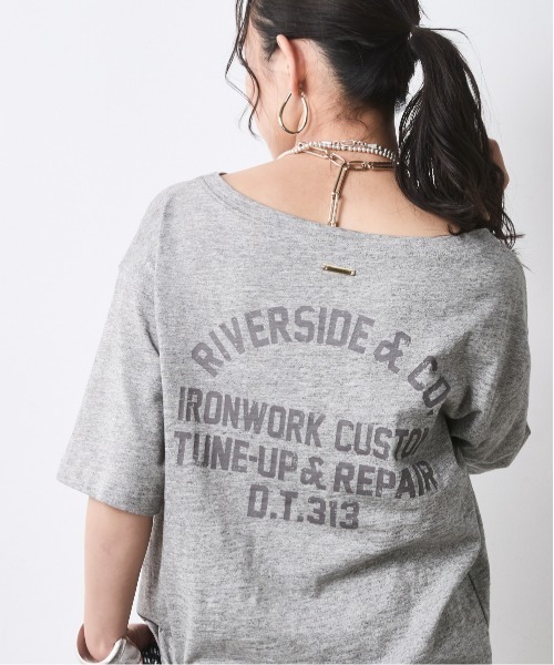 CHIC STYLE(シックスタイル)の「綿100%ボートネックロゴプリントTシャツ<大きいサイズ有>シックスタイル(Tシャツ/カットソー・レディース・グレー系/ブラウン系・M/L/LL/3L/4L/5L)」の2枚目の写真