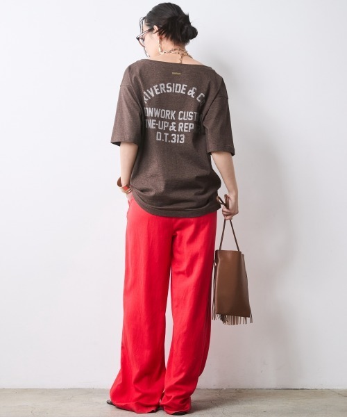 CHIC STYLE(シックスタイル)の「綿100%ボートネックロゴプリントTシャツ<大きいサイズ有>シックスタイル(Tシャツ/カットソー・レディース・グレー系/ブラウン系・M/L/LL/3L/4L/5L)」の3枚目の写真