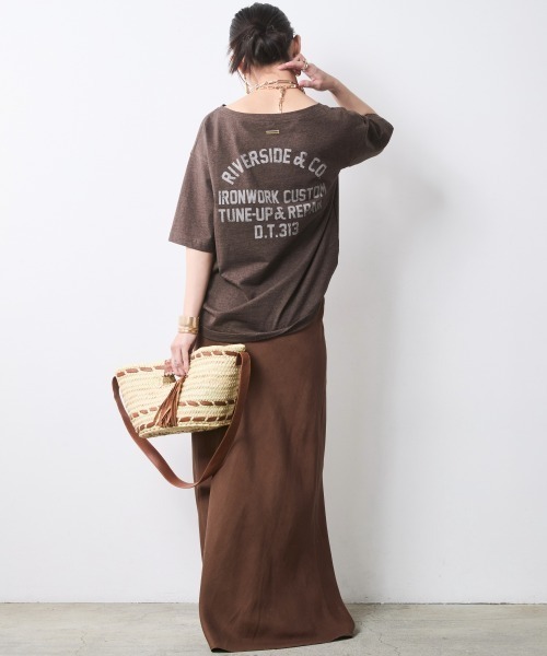 CHIC STYLE(シックスタイル)の「綿100%ボートネックロゴプリントTシャツ<大きいサイズ有>シックスタイル(Tシャツ/カットソー・レディース・グレー系/ブラウン系・M/L/LL/3L/4L/5L)」の6枚目の写真