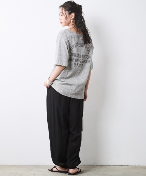 CHIC STYLE(シックスタイル)の「綿100%ボートネックロゴプリントTシャツ<大きいサイズ有>シックスタイル(Tシャツ/カットソー・レディース・グレー系/ブラウン系・M/L/LL/3L/4L/5L)」の11枚目の写真