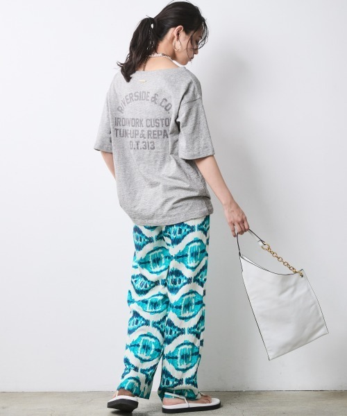CHIC STYLE(シックスタイル)の「綿100%ボートネックロゴプリントTシャツ<大きいサイズ有>シックスタイル(Tシャツ/カットソー・レディース・グレー系/ブラウン系・M/L/LL/3L/4L/5L)」の12枚目の写真