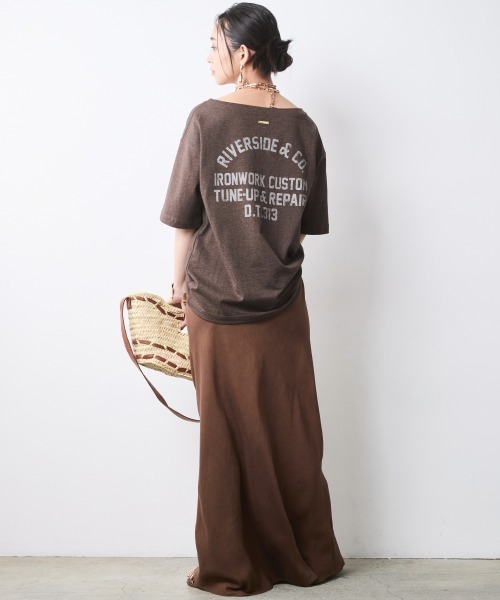 CHIC STYLE(シックスタイル)の「綿100%ボートネックロゴプリントTシャツ<大きいサイズ有>シックスタイル(Tシャツ/カットソー・レディース・グレー系/ブラウン系・M/L/LL/3L/4L/5L)」の16枚目の写真