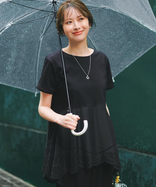 23区 L(ニジュウサンクオオキイサイズ)の「エンブロイダリーコンビジャージー ぺプラム カットソー(Tシャツ/カットソー・レディース・ブラック系/ホワイト系/ダークブラウン系・46/44)」の2枚目の写真