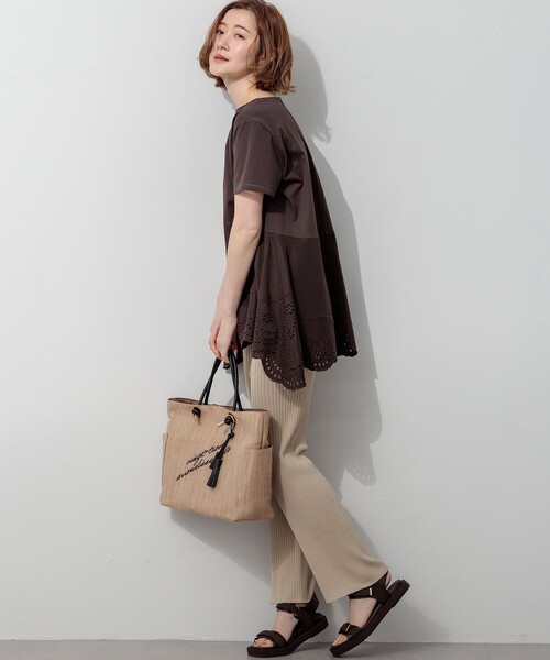 23区 L(ニジュウサンクオオキイサイズ)の「エンブロイダリーコンビジャージー ぺプラム カットソー(Tシャツ/カットソー・レディース・ブラック系/ホワイト系/ダークブラウン系・46/44)」の14枚目の写真