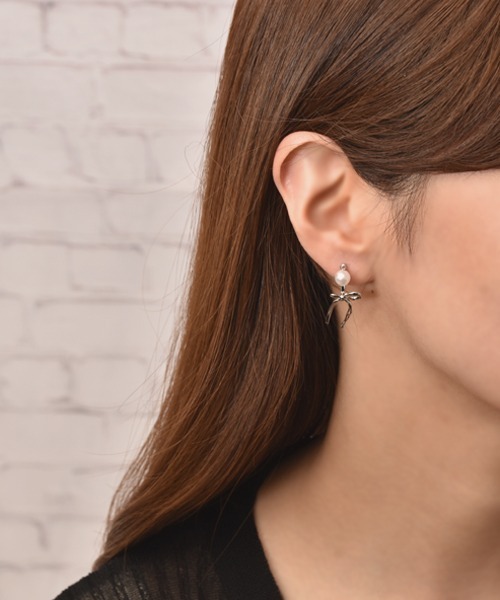 VIBGYOR Women（ヴィブジョー　ウィメン）の「【float】リボンモチーフ パール ピアス（ピアス（両耳用）・レディース・シルバー系・FREE）」の2枚目の写真