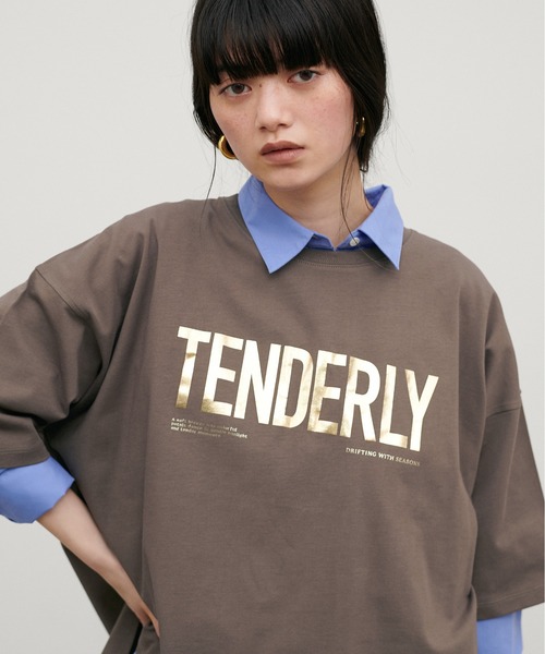 LARUTA（ラルータ）の「【LARUTA】［サスティナ企画］TENDERLYロゴT（Tシャツ/カットソー・レディース・オフホワイト/ブラウン/スミクロ・FREE）」の3枚目の写真