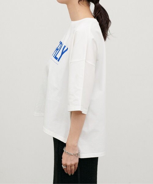 LARUTA（ラルータ）の「【LARUTA】［サスティナ企画］TENDERLYロゴT（Tシャツ/カットソー・レディース・オフホワイト/ブラウン/スミクロ・FREE）」の4枚目の写真