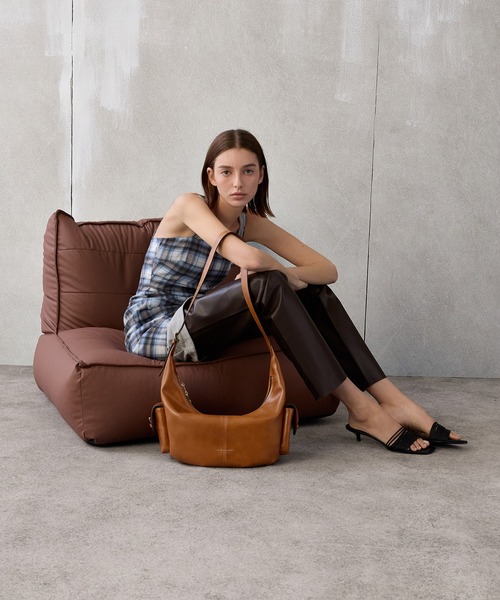 CHARLES & KEITH(チャールズ & キース)の「Bessie ラージベッシー サイドポケット ホーボーバッグ(ショルダーバッグ・レディース・スミクロ/ダークブラウン系3・L)」の2枚目の写真