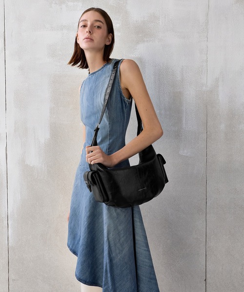 CHARLES & KEITH(チャールズ & キース)の「Bessie ラージベッシー サイドポケット ホーボーバッグ(ショルダーバッグ・レディース・スミクロ/ダークブラウン系3・L)」の3枚目の写真