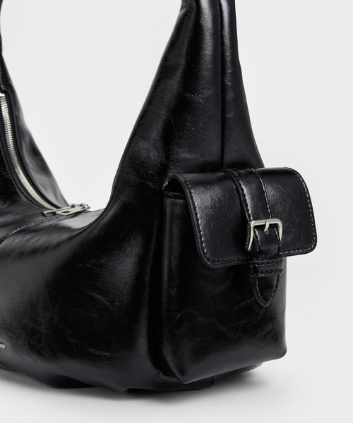 CHARLES & KEITH(チャールズ & キース)の「Bessie ラージベッシー サイドポケット ホーボーバッグ(ショルダーバッグ・レディース・スミクロ/ダークブラウン系3・L)」の11枚目の写真