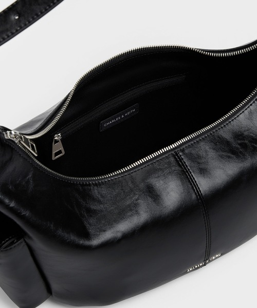 CHARLES & KEITH(チャールズ & キース)の「Bessie ラージベッシー サイドポケット ホーボーバッグ(ショルダーバッグ・レディース・スミクロ/ダークブラウン系3・L)」の12枚目の写真