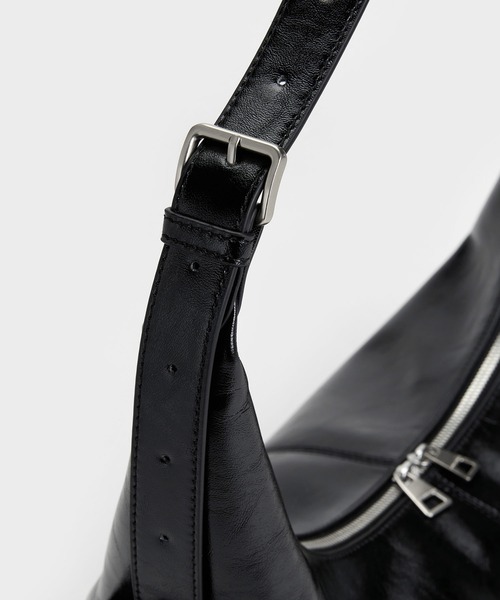 CHARLES & KEITH(チャールズ & キース)の「Bessie ラージベッシー サイドポケット ホーボーバッグ(ショルダーバッグ・レディース・スミクロ/ダークブラウン系3・L)」の13枚目の写真
