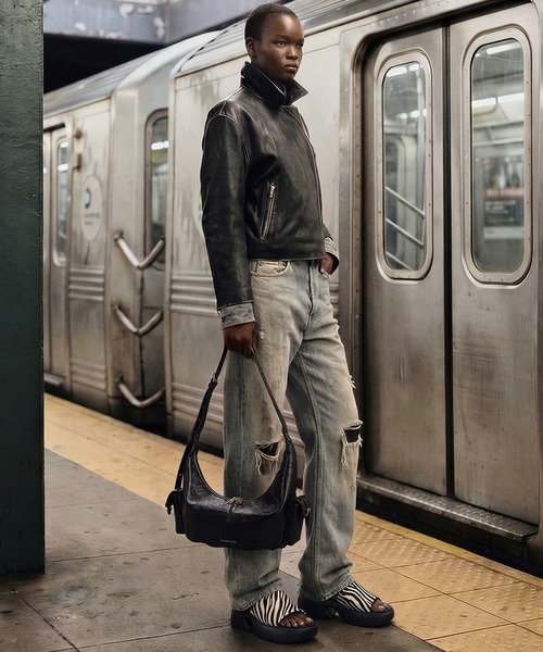CHARLES & KEITH(チャールズ & キース)の「Bessie ラージベッシー サイドポケット ホーボーバッグ(ショルダーバッグ・レディース・スミクロ/ダークブラウン系3・L)」の5枚目の写真